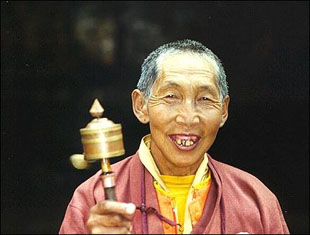 Een makkelijke manier van bidden: als je aan de gebedsmolen draait, bid je honderden gebeden tegelijk - Foto Herman Hoekstra