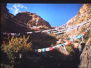 Een makkelijke manier van bidden: de wind waait de gebeden op deze vlaggen de hemel in - Foto John Habraken