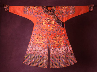 Draak-jurk (jifu), laat 18e eeuw, waarschijnlijk gedragen door een prins van de keizerlijke familie - Collection Powerhouse Museum, Sydney, Australia