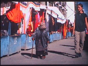 Verschil in lengte tussen Nederlandse en Tibetaanse vrouw - Foto John Habraken