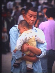 Vader met kind: kinderen krijgen vaak geen luier om, maar hebben een gat in hun broek - Foto John Habraken